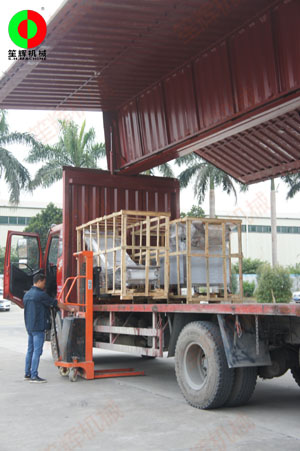 珠三角地區(qū)黃先生購買的洗菜機及相關輔助設備現(xiàn)貨裝車