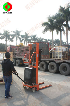 客戶訂購(gòu)的兩套渦流洗菜機(jī)裝車出貨