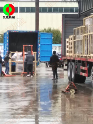 日前,客戶訂購(gòu)的蔬果加工機(jī)械裝車出貨!