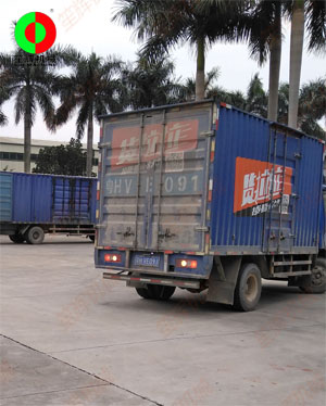 貨物已堆放到停車棚，三臺(tái)貨車扎堆裝車！