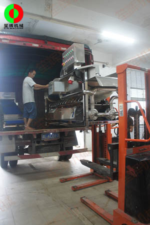 客戶訂購的渦流洗菜機(jī)及提升機(jī)現(xiàn)場測(cè)試后隨車出貨!