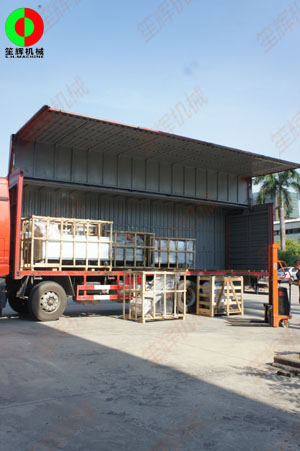 客戶訂購(gòu)的一批蔬果加工處理機(jī)械按期裝車出貨!