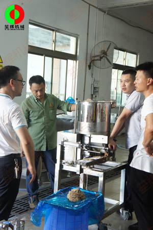 佛山客戶(hù)定購(gòu)的肉餅成型機(jī)裝車(chē)出貨！