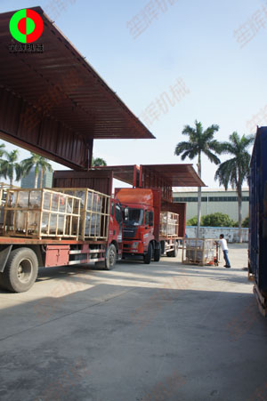 天氣晴好,三輛貨車(chē)靜待裝車(chē)出貨！