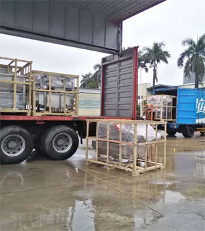 停雨間隙，抓緊時(shí)間兩車同時(shí)裝車發(fā)貨！