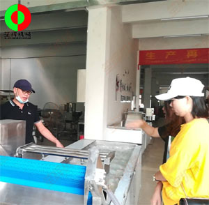 客戶親臨我司考察，測(cè)試蔬果切割清洗等設(shè)備！