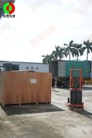 大型洗菜設(shè)備裝柜發(fā)往海外客戶！