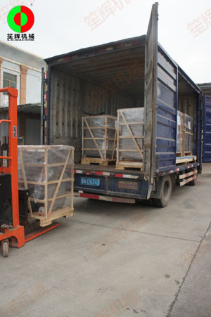 客戶訂購(gòu)的切菜機(jī)及切肉機(jī)等一批食品加工機(jī)械裝車(chē)出貨！