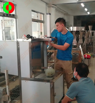 中山市某公司一行人親臨我司考察洽談，測(cè)試削皮機(jī)等定制食品加工機(jī)械！