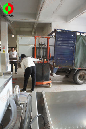 客戶測試蔬果毛刷脫皮機，現(xiàn)貨購買隨車發(fā)貨！