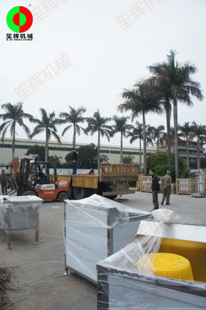 大批洗菜機、脫水機蔬果前處理加工設(shè)備等待裝車出貨！