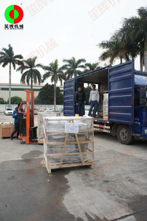 魚蝦采肉機和一批蔬果類食品加工處理機械裝車出貨！