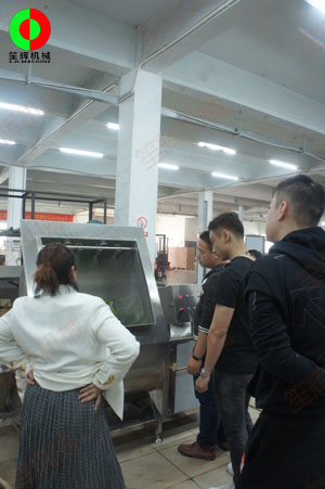 客戶考察我司軟硬件實(shí)力，現(xiàn)場(chǎng)測(cè)試多功能洗菜機(jī)及渦流洗菜機(jī)等設(shè)備！