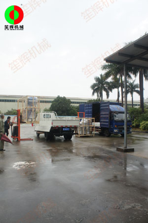 土豆削皮機(jī)等一批蔬果食品加工處理機(jī)械裝車出貨！