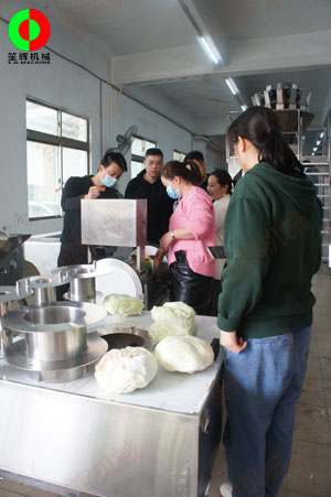 客戶現(xiàn)場(chǎng)了解瓜果分瓣及切割設(shè)備，最后現(xiàn)場(chǎng)簽定合同交付定金！