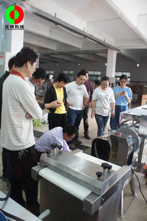 客戶親臨我司測(cè)試木瓜削皮、瓜果切丁及蔬果分瓣等加工處理設(shè)備！