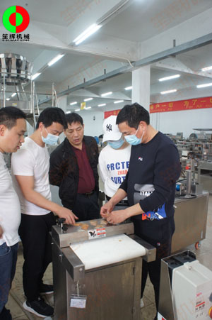 山東客戶一行親臨我司考察，購(gòu)買(mǎi)魷魚(yú)去皮、魷魚(yú)切圈等水產(chǎn)加工設(shè)備！