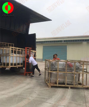 五一假期前多臺洗菜機設(shè)備裝車發(fā)貨！