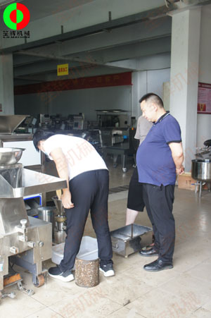 廣西客戶親臨我司考察并測試磨骨機等一批水產(chǎn)肉類加工機械！
