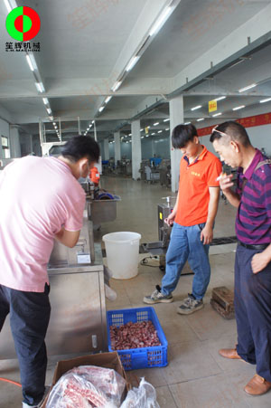 佛山某肉食品加工配送中心客戶一行人親臨我司測(cè)試訂購洗排骨機(jī)等設(shè)備！