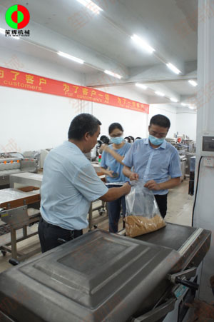 東莞客戶一行考察我司生產(chǎn)工廠，測試購買真空包裝機！