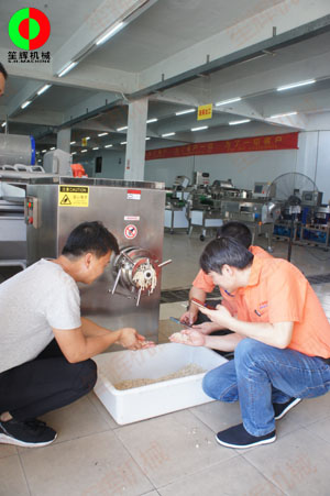 凍肉絞肉機(jī)嘗試處理牛筋，客戶滿意物料加工效果！