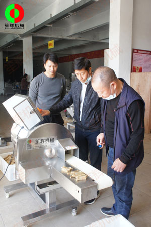 客戶來司現(xiàn)場測試酸筍切條加工設(shè)備！