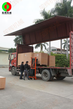 國外客戶訂購的一批毛刷清洗去皮機及瓜果削皮機裝車出貨！