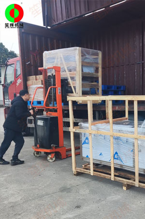 洗菜機和切菜機發(fā)往江西客戶！