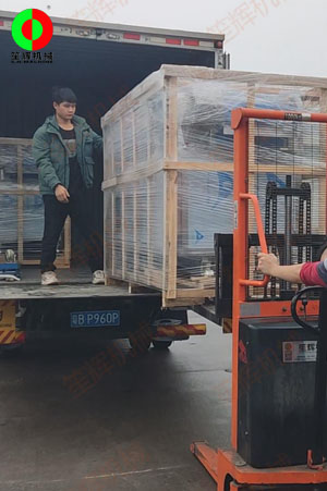 廣州鐘小姐定購的兩臺氣泡洗菜機按期交付！