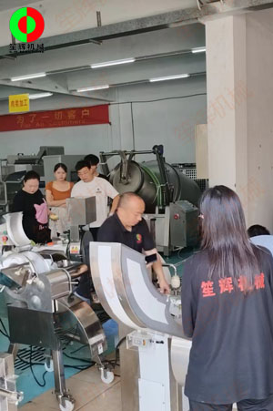 客戶(hù)來(lái)廠(chǎng)驗(yàn)收測(cè)試一批蔬果加工設(shè)備！